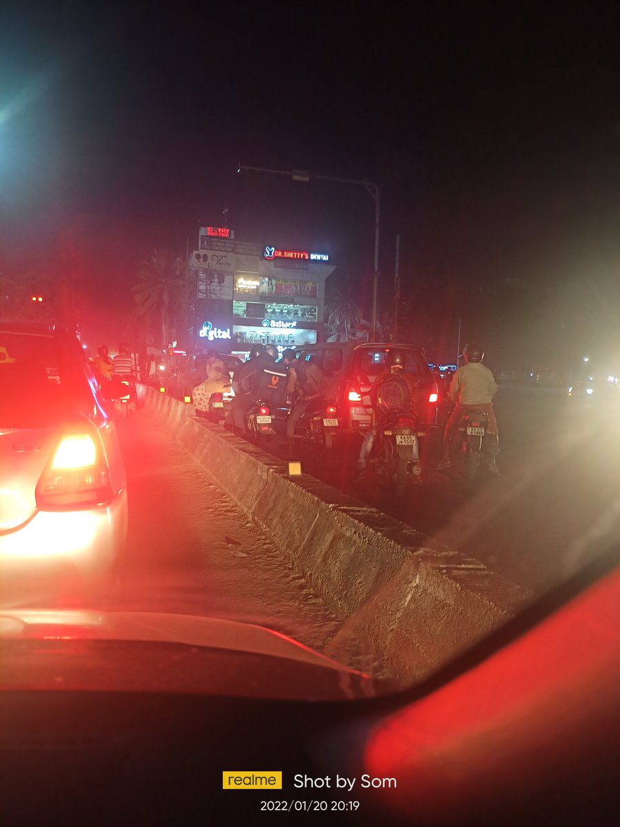 som1175's tweet photo. @DCPTrEastBCP sir I hv been repeatedly posting pics of 2 whlrs and 4 whlrs stopping vehicles on wrong side of the traffic signal causing trouble for the on coming traffic kindly direct to relevant stn to take action my requests hv never been actioned.this is at RM nagar signal https://t.co/7CHaoe5lgx