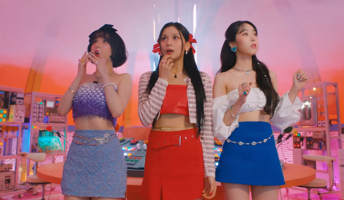 allkpop's tweet photo. VIVIZ (GFRIEND's SinB, Eunha, and Umji) get ready to 'BOP BOP!' it up in new MV teaser https://t.co/x5uFEbz5NV https://t.co/a8SrQ8xP72