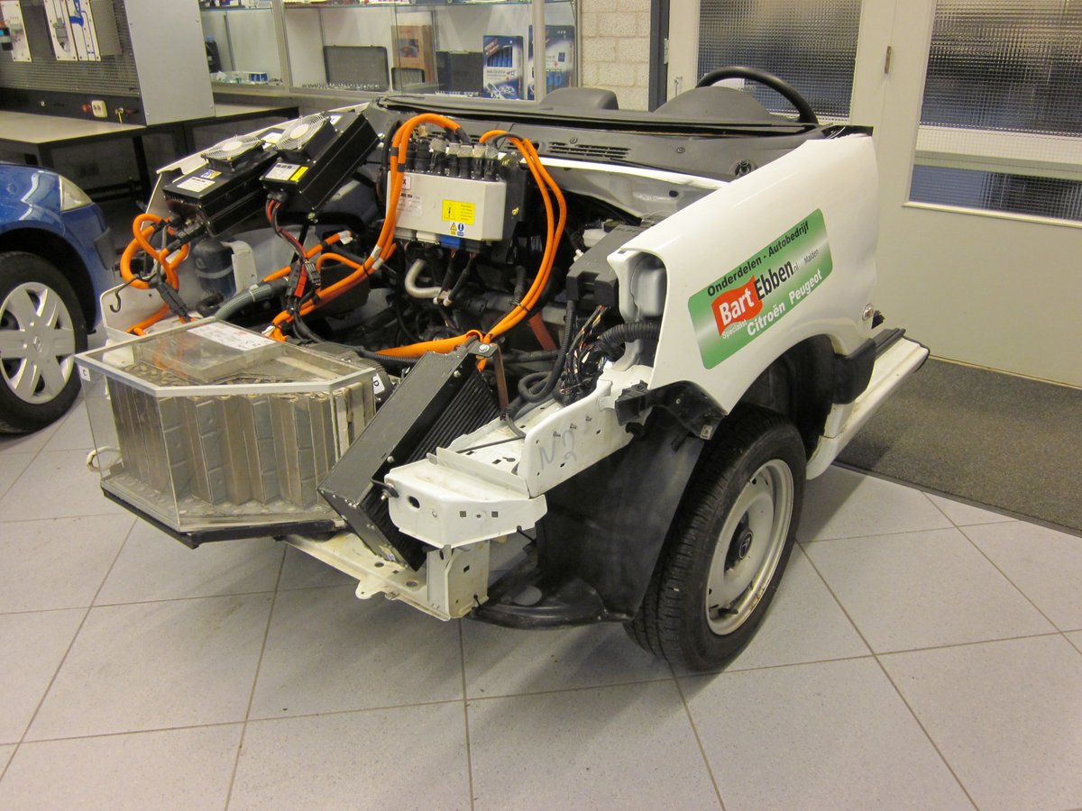 BartEbben's tweet photo. Bart Ebben heeft deze Venturi Berlingo motor gegeven
aan het IVA college.
Bij het IVA college hebben ze de hele Venturi motor
uitklaar gehaald en de motor zo kaal mogelijk weer
terug in elkaar gezet. Geloof het of niet, deze Venturi
Berlingo kan nog steeds rijden! https://t.co/LcmBTD7mwq