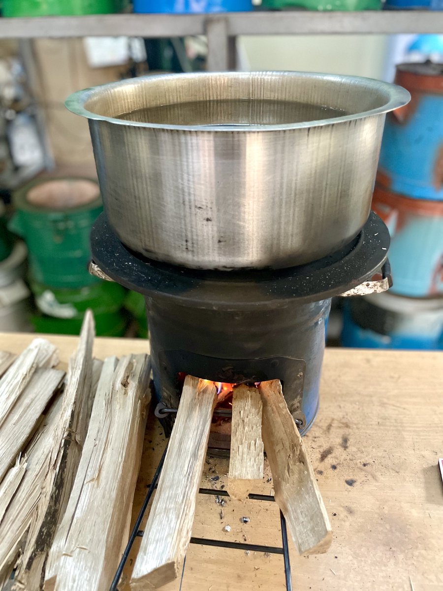 CREEC_256's tweet photo. Over 70% of people in Uganda use firewood for cooking. By adopting technologies that can efficiently use firewood without losing alot of energy this can a long way in preserving the environment and reducing forest degradation.
#creec2022 #howtosaveenergy #cleancooking https://t.co/qavxnRXbUG