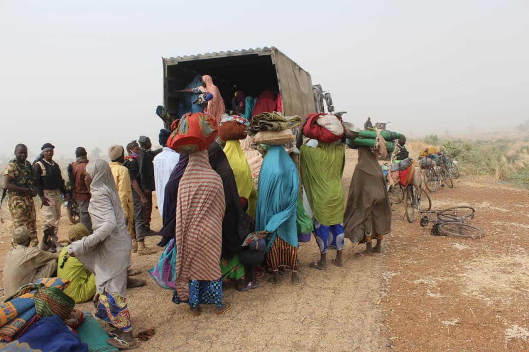 JaridaRadio's tweet photo. Mayakan ISWAP 22 da matansu 27 da Yara 55 sun mika wuya ga rundunar sojin Najeriya a Garmin Damboa, jihar Borno ranar asabar 5/2/2022 Hoto: @HQNigerianArmy https://t.co/nLycgjr0a5