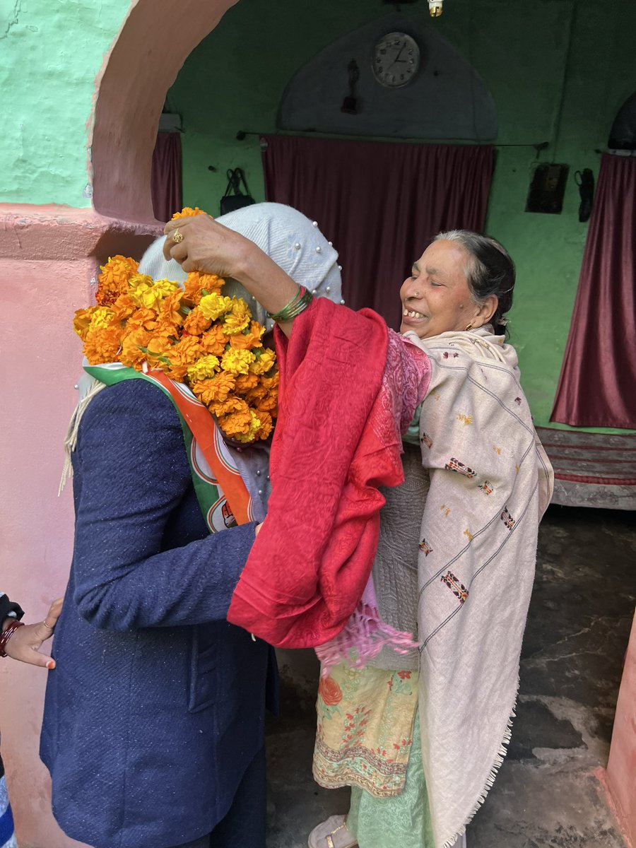 Nidaahmad78's tweet image. आप सभी का लगातार बढ़ता प्यार मेरी हिम्मत को लड़ने की और ज़्यादा ताक़त दे रहा है

नेता नहीं,बेटी चुनिए
निदा अहमद कांग्रेस प्रत्याशी,33 विधानसभा सम्भल
लड़की हूं लड़ सकती हूं
जय कांग्रेस तय कांग्रेस 
#CongressFor2022 #ladkihoonladsaktihoon #UPElections2022 #NidaAhmed #PriyankaGandhi