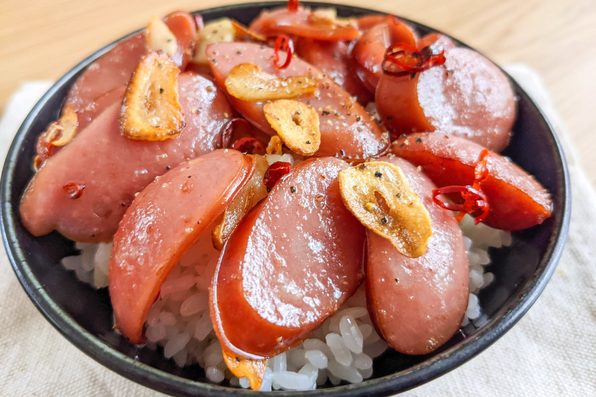 唐辛子やにんにくの味付けでお箸が進みそう！ウインナーを使った「丼もの」レシピ！