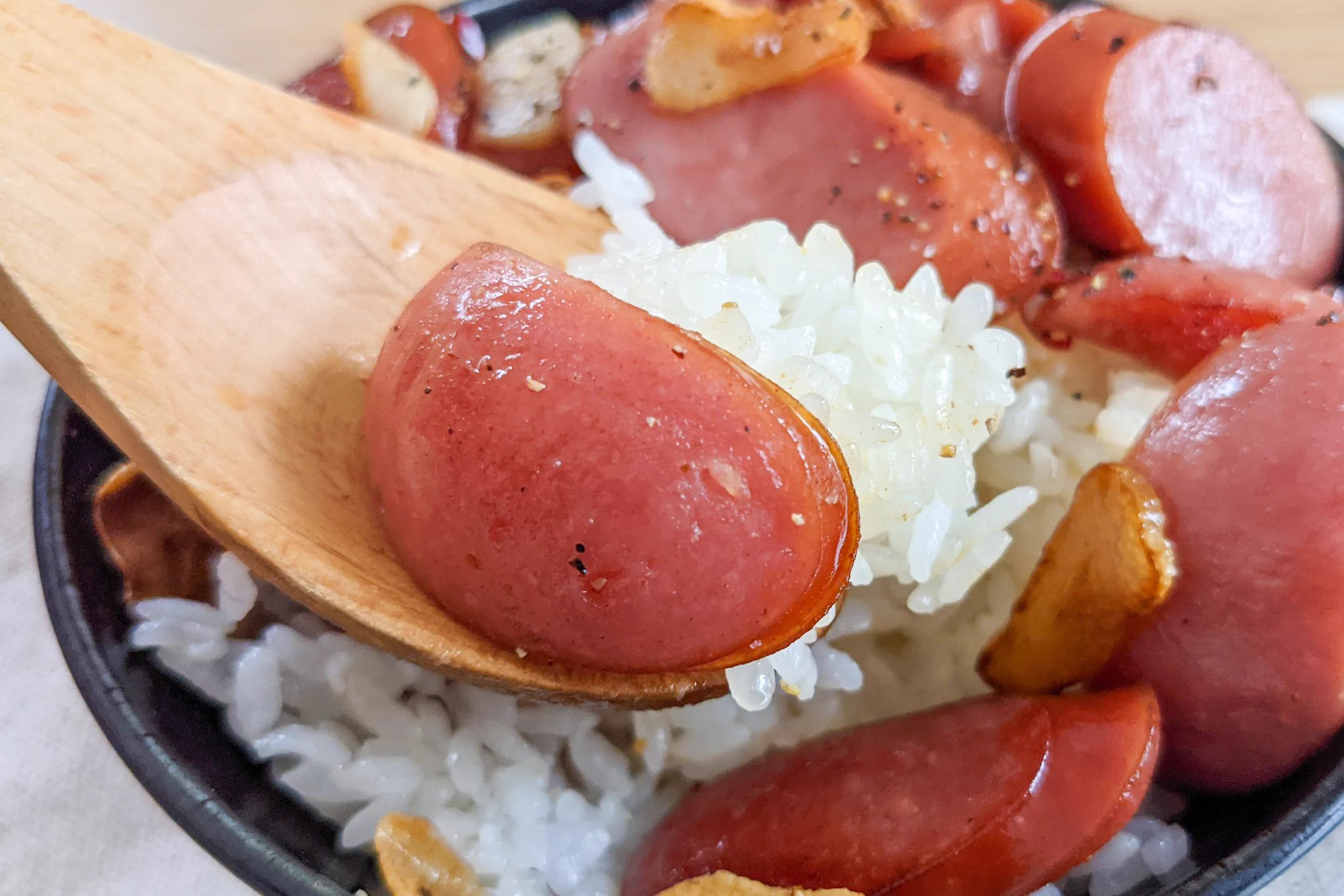 唐辛子やにんにくの味付けでお箸が進みそう！ウインナーを使った「丼もの」レシピ！