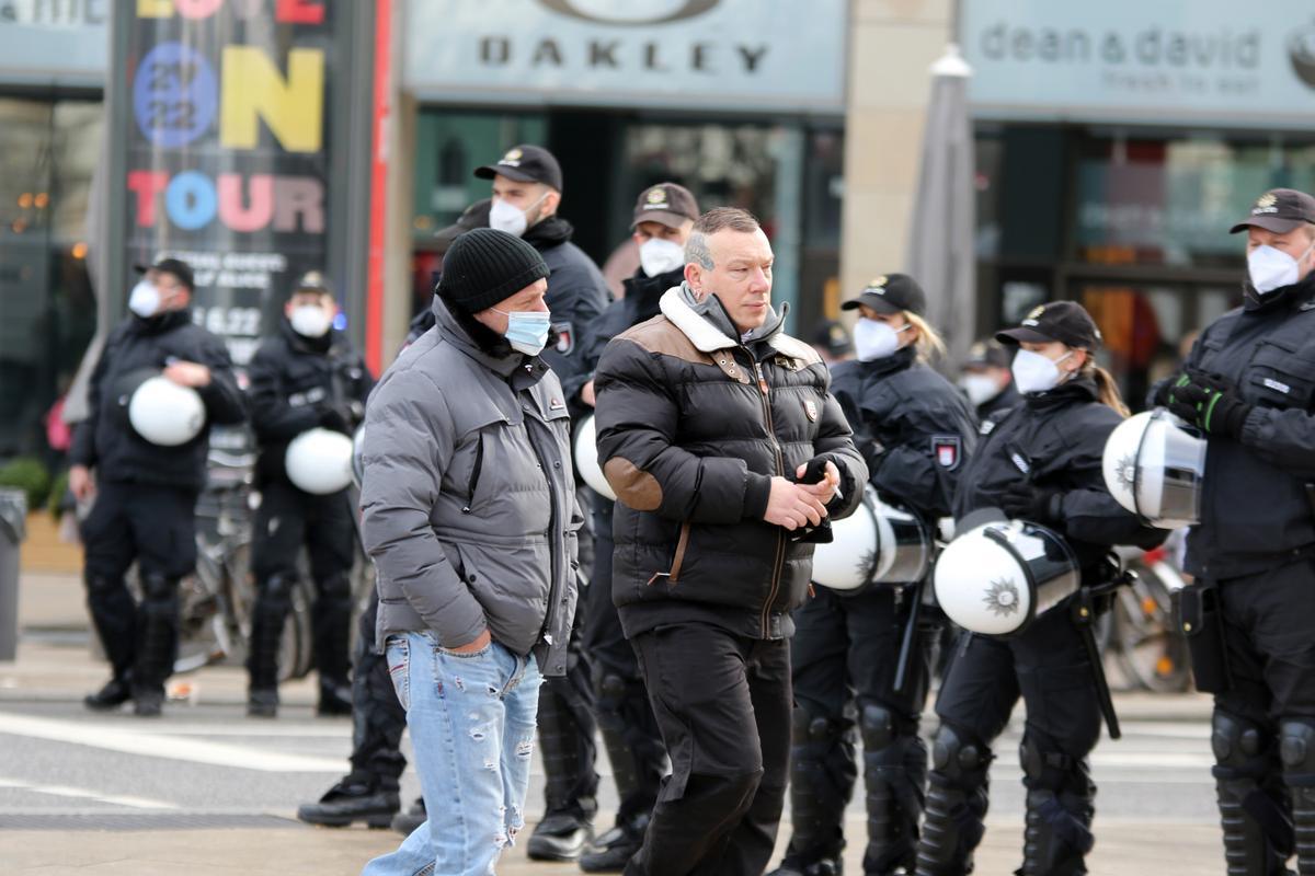antira_infohh's tweet photo. Der Angreifer in #Bergedorf #HH0502 ist Neonazi Martin Fitsch (rechts). Er attackierte einen Gegendemonstranten &amp; verletzte ihn am Kopf. Vor Ort war er mit Torben Klebe (NPD). Beide sind regelmäßig bei Querdenken &amp; von "Merkel muss weg“ bekannt #NoNazisHH Bild: @Pixelarchiv1 https://t.co/nPBGEQCqNY