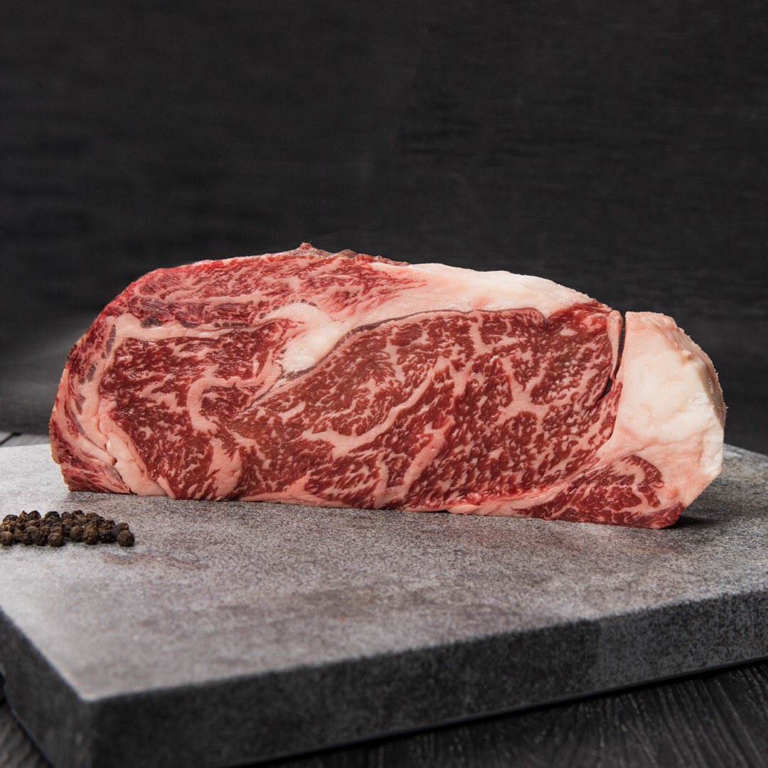 واغيو ستريبليون .. عينك على التفاصيل 🥩
 
#themeatshop #grill #bbq #wagyu #steak #gourmetmeat #Riyadh #lampchops #ستيك #برغر #واغيو #لحم #الرياض #ذا_ميت_شوب