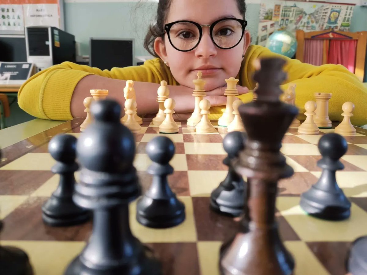 ESCmariafortuny's tweet photo. Descobrim L'Enroc, l'espai de la Comunitat dels grans relacionat amb els #escacs: un gest, un pensament, una estratègia i una mirada. ♟️

#EscolaMariàFortuny #escolapública #Reus #XEPR #espaisdaprenentatge https://t.co/wyktO5Pjpd