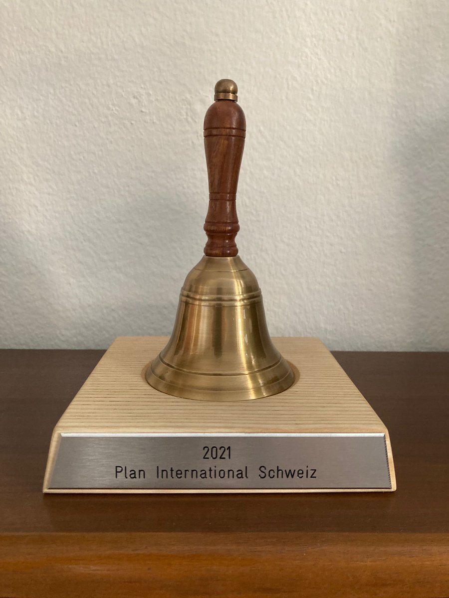 PlanSchweiz's tweet photo. 🥳 Es ist nun offiziell! Der #PrixJeunesse, die "Vetoglocke der Jugend", ist bei uns angekommen. Herzlichen Dank @Jugendsession! 
C'est officiel ! Le #PrixJeunesse, "La Cloche Veto dela Jeunesse" est arrivé chez nous. Un grand merci Session des jeunes !
👉https://t.co/KzmZg0WSXS https://t.co/e910T96Qqy