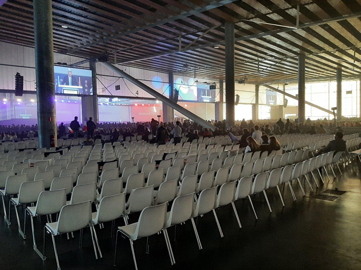 ONPPDC1's tweet photo. #cnews #MorandiniLive pourquoi dîtes vous qu'il y'avais 8000 personnes au meeting de Zemmour à Lille dans une salle de 4000 places et qui plus est à moitié vide, aurez-vous l'honnêteté de le dire en direct https://t.co/jF6hcJKCYu