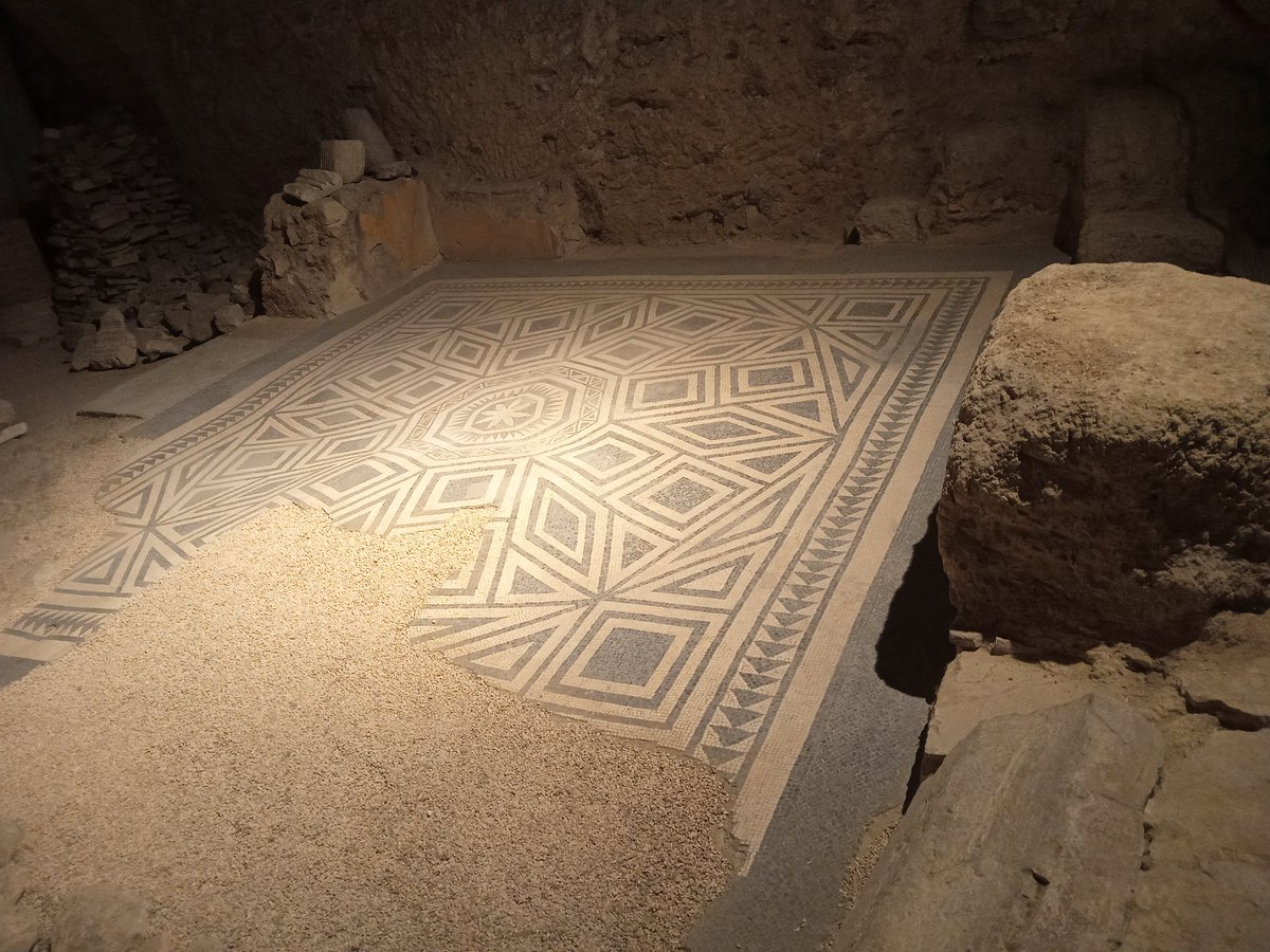 SpoletoCard's tweet photo. ✨Qual'è la magia di #spoleto?Trovare i resti di una meravigliosa #domus
🏺Una ricca domus risalente al I sec. d.C. che conserva una preziosa decorazione pavimentale con mosaici con tessere bianche e nere e una parte della decorazione parietale di uno degli ambienti dell'#atrium. https://t.co/dCZjpXYtCP