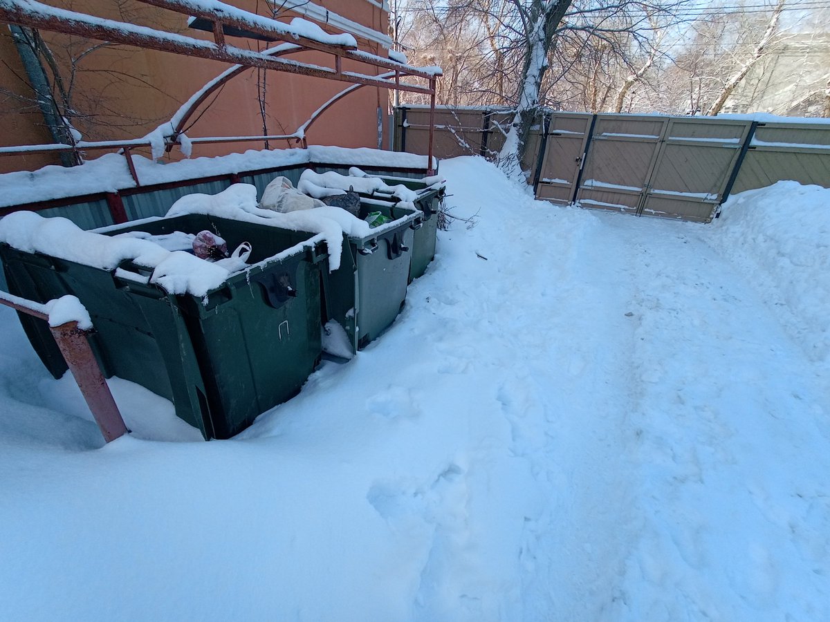 Alacam_Ru's tweet photo. перенестите контейнеры, туда где их можно обслуживать, хотябы к забору стройки на Красноармейской. И просто безобразие, что об этом не думали ДО начала стройки!😡 https://t.co/3f2pvfVl7j