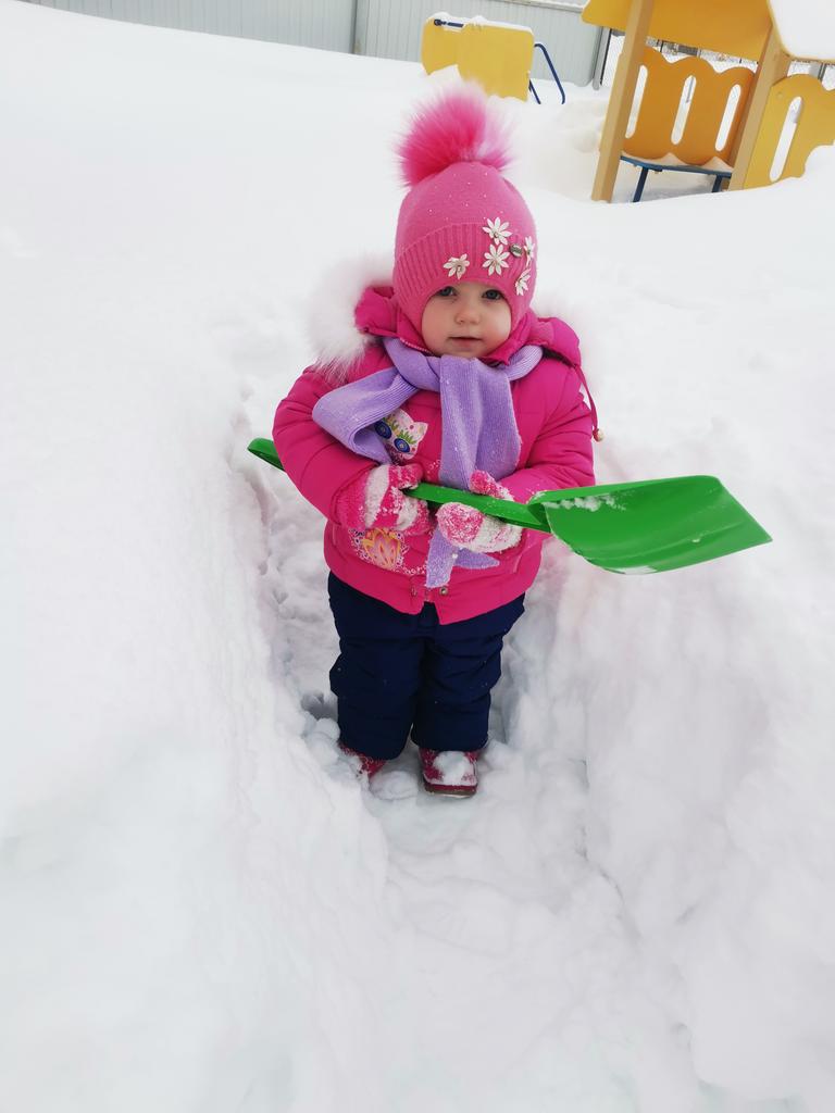 Сегодня у нас была девичья борьба со снегом. Узнали что под пушистым снегом, можно найти наст, и делать из него фигурки. ❄️ Младшая группа д/с 'Рябинка' СП ГБОУ СОШ 'ОЦ' @uprobraz2018