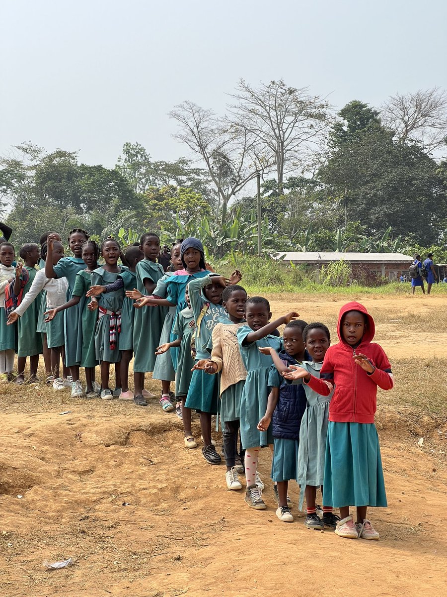 BeaMandine's tweet photo. Belle visite au Lycée de Binguela au sud de #Yaoundé , l’une des 32 écoles numériques du pays équipées par @orange #egalitenumerique #proudtobeorange https://t.co/1o5nxIILpM