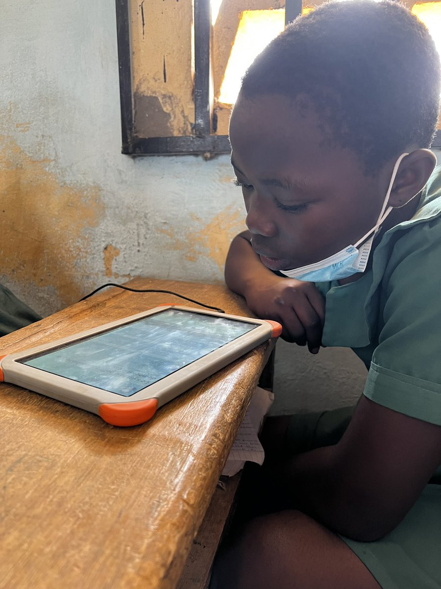 BeaMandine's tweet photo. Belle visite au Lycée de Binguela au sud de #Yaoundé , l’une des 32 écoles numériques du pays équipées par @orange #egalitenumerique #proudtobeorange https://t.co/1o5nxIILpM