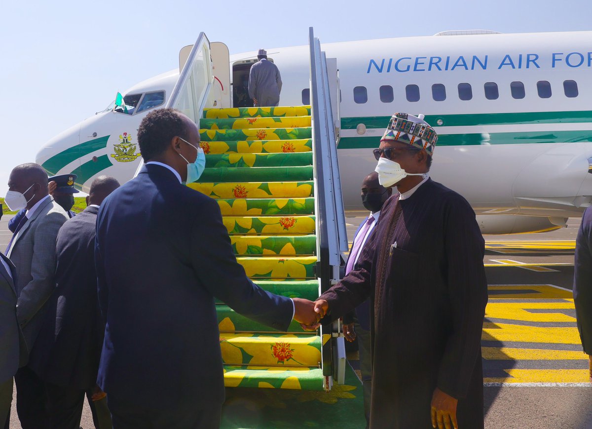 JaridaRadio's tweet photo. Shugaba @MBuhari ya kamo hanyar Najeriya daga Taron AU da aka gudanar a birnin Adis Ababa kasar Ethiopia 
Hoto: @NigeriaGov https://t.co/P1PQFNSHXL
