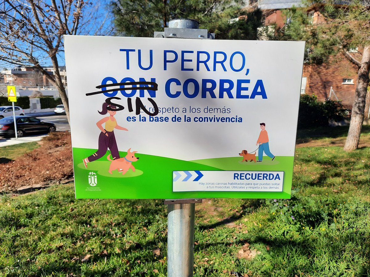 rodriguezgamojl's tweet photo. ya se q tu 🐕 nunca molesta ni hace nada a nadie... serán otros. Y q tiene más o al menos los mismos derechos q las personas. Y que tienes un área de agility a menos de 100m del cartel. Pero tú, tu educación y tu mascota, estáis por encima. ¿que hacemos?🤔 https://t.co/96RNvd4ITL