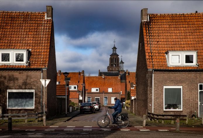 Helmond heeft meer dan 32.000 woningen met een bouwjaar voor 2000. 

Helder Helmond vindt het belangrijk dat deze huizen vergroenen, maar dit mag nooit door de strot worden geduwd. Landelijke ambities lossen ze in Den Haag maar op. Het sluiten van Tata steel is een mooi begin.