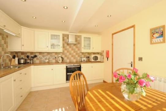 TheHolidayCots's tweet photo. Berriew is a picturesque village with Tudor-style buildings &amp; rural charm. Book your stay at The Old Corner Shop &amp; explore for yourself.
🛏 Sleeps 1-4
https://t.co/9amA8gaSXr
#Holiday #Family #Explore #VillageLife #Rural #Walking #Cycling #Berriew #Welshpool #Powys #Wales https://t.co/gi7GjGrdLc