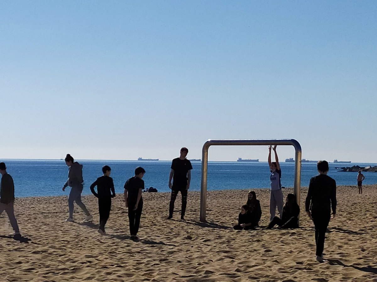 Ins4Cantons's tweet photo. Jugant a "Destí final", el joc dissenyat per l'alumnat del CFGS d'Educació ambiental @ciclesbcn per aprendre sobre l'impacte dels nostres residus @apscatalunya #comfuncionabcn @BCN_Ecologia https://t.co/CN8G5DP2tS