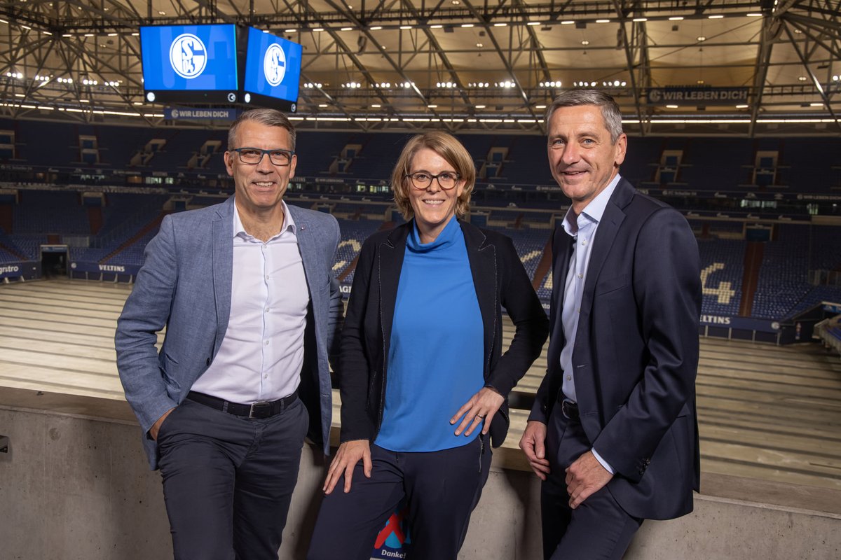 s04's tweet photo. #InfoTweet: Der #S04-Vorstand um Bernd Schröder, Christina Rühl-Hamers und Peter Knäbel wird morgen (8.2.) in Rahmen einer #S04PK über die Perspektiven und Prioritäten für das Jahr 2022 informieren ℹ️

Los geht's um 11 Uhr, wir übertragen LIVE via YouTube 📺 https://t.co/DaXOrywm3B