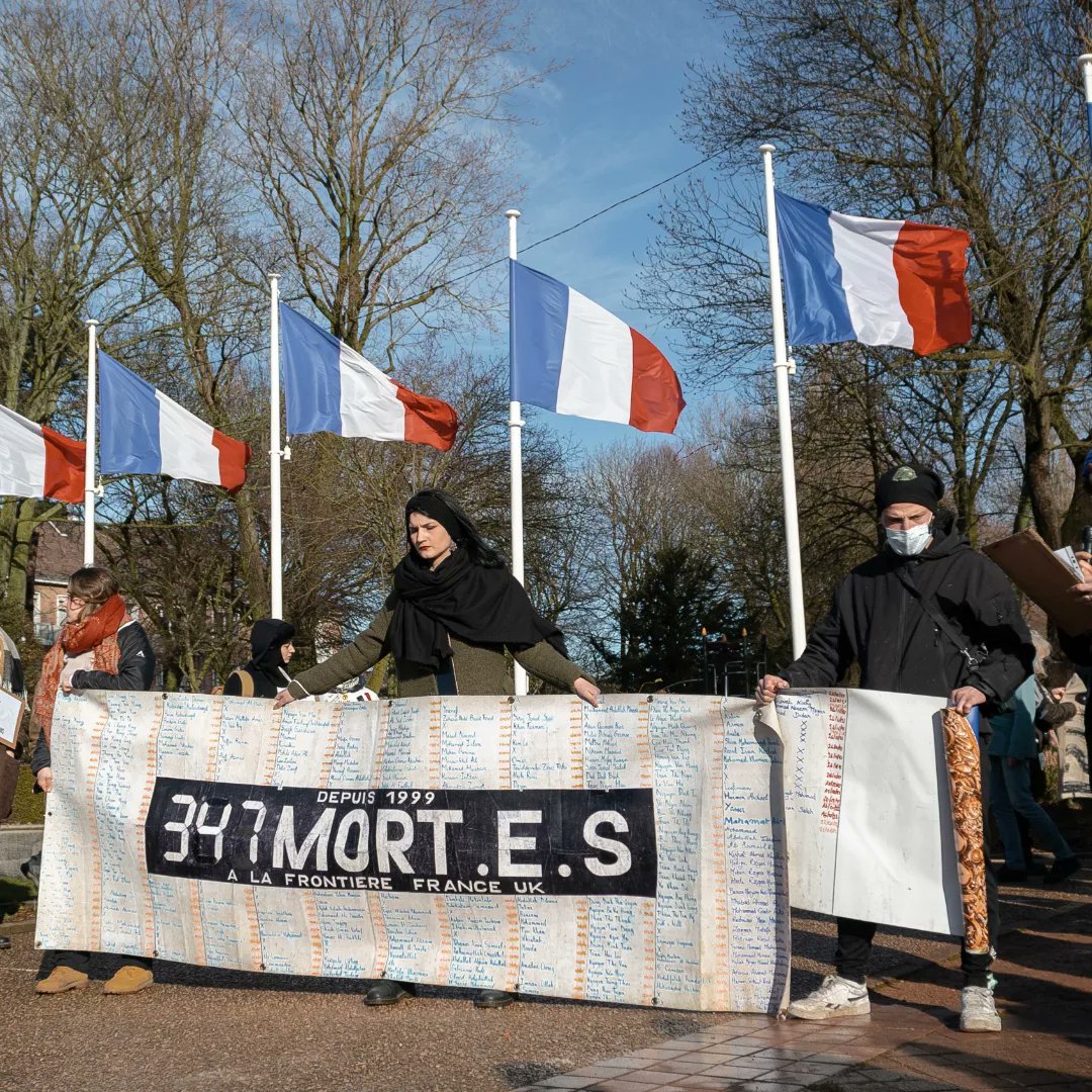 faimofrontieres's tweet photo. A #Calais et partout ailleurs dans le monde, nous étions https://t.co/kWIJS1V6aR hier pour commémorer les personnes mortes aux frontières et pour protester contre ces politiques qui ôtent les vies d'êtres humains chaque jour.
La frontière tue, ne l'oublions pas !

#CommemorAction https://t.co/npUfuc4E1o