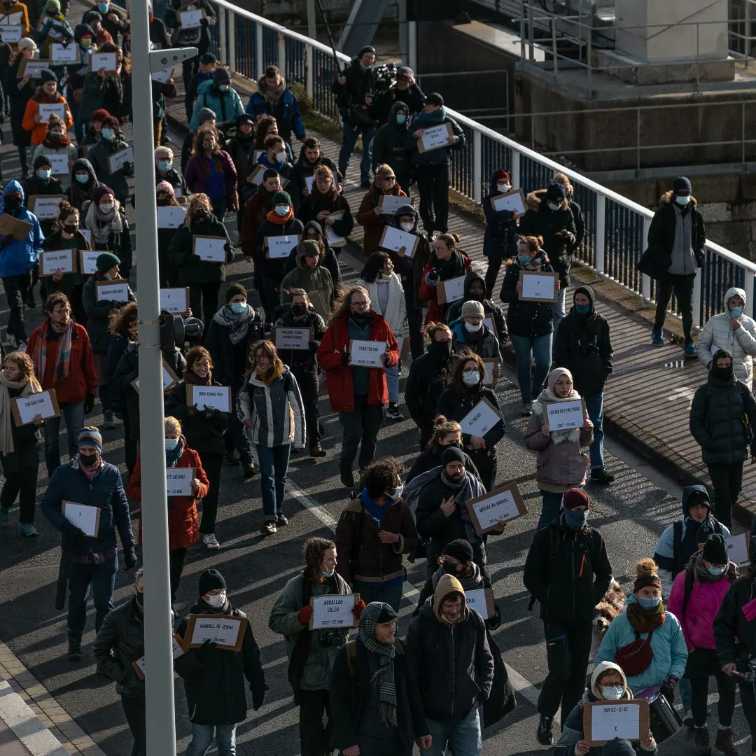 faimofrontieres's tweet photo. A #Calais et partout ailleurs dans le monde, nous étions https://t.co/kWIJS1V6aR hier pour commémorer les personnes mortes aux frontières et pour protester contre ces politiques qui ôtent les vies d'êtres humains chaque jour.
La frontière tue, ne l'oublions pas !

#CommemorAction https://t.co/npUfuc4E1o