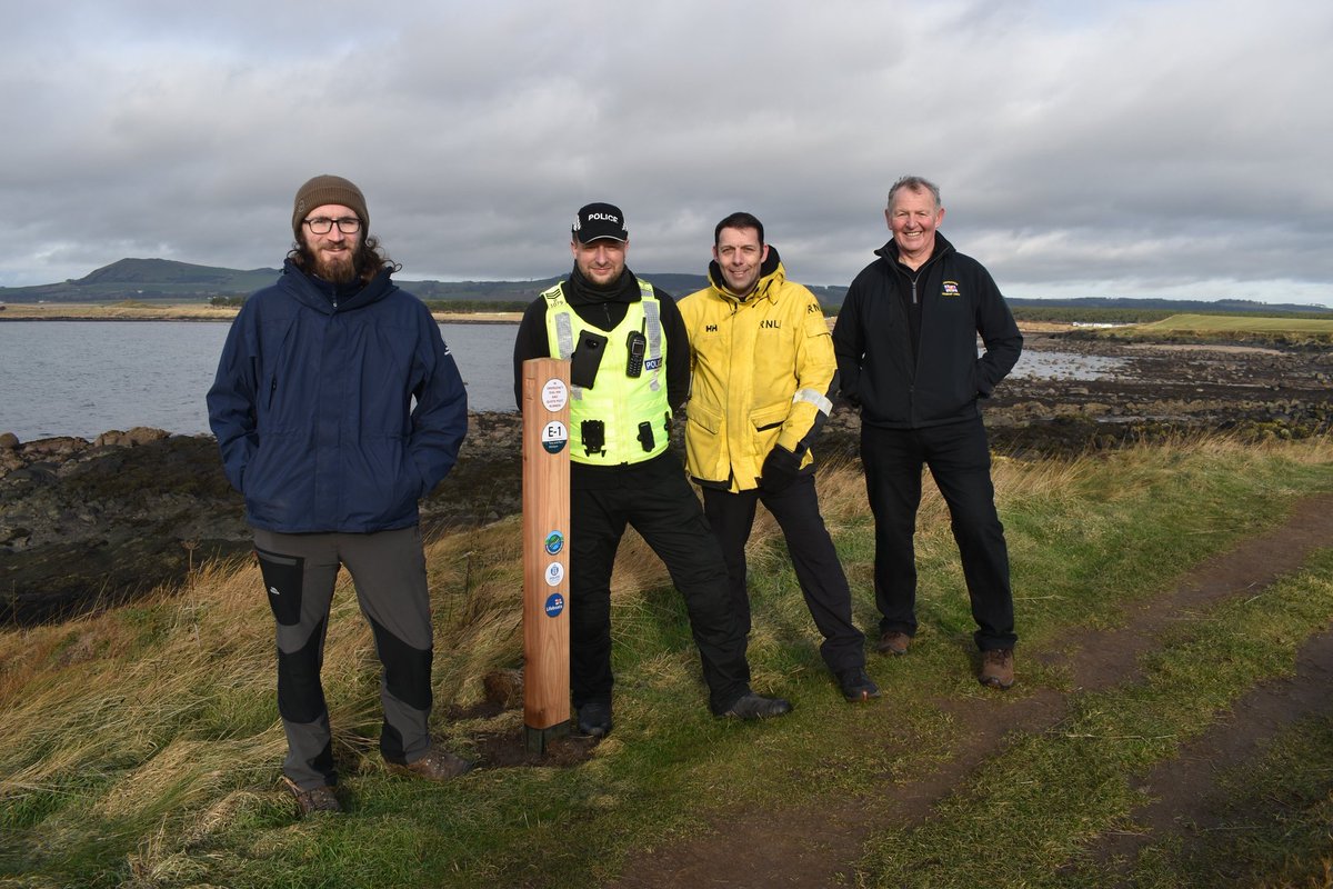 PSOSNorthEFife's tweet photo. #WorkingWithPartners
#FifeCoastalPath
Since 2020, we worked closely with @RNLI and @FCCTrust to help plan, fund and install 38 Safety Marker Posts - #ShellBay to #Kingsbarns -  999 services can save time locating and helping those who need it. Read More.. https://t.co/adbNQEvMPM https://t.co/4o7vx8RjtK