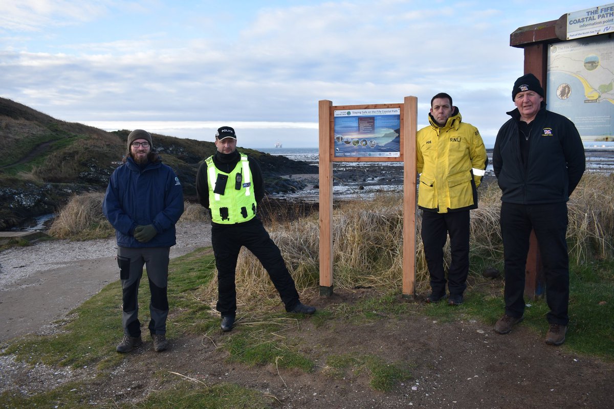 PSOSNorthEFife's tweet photo. #WorkingWithPartners
#FifeCoastalPath
Since 2020, we worked closely with @RNLI and @FCCTrust to help plan, fund and install 38 Safety Marker Posts - #ShellBay to #Kingsbarns -  999 services can save time locating and helping those who need it. Read More.. https://t.co/adbNQEvMPM https://t.co/4o7vx8RjtK