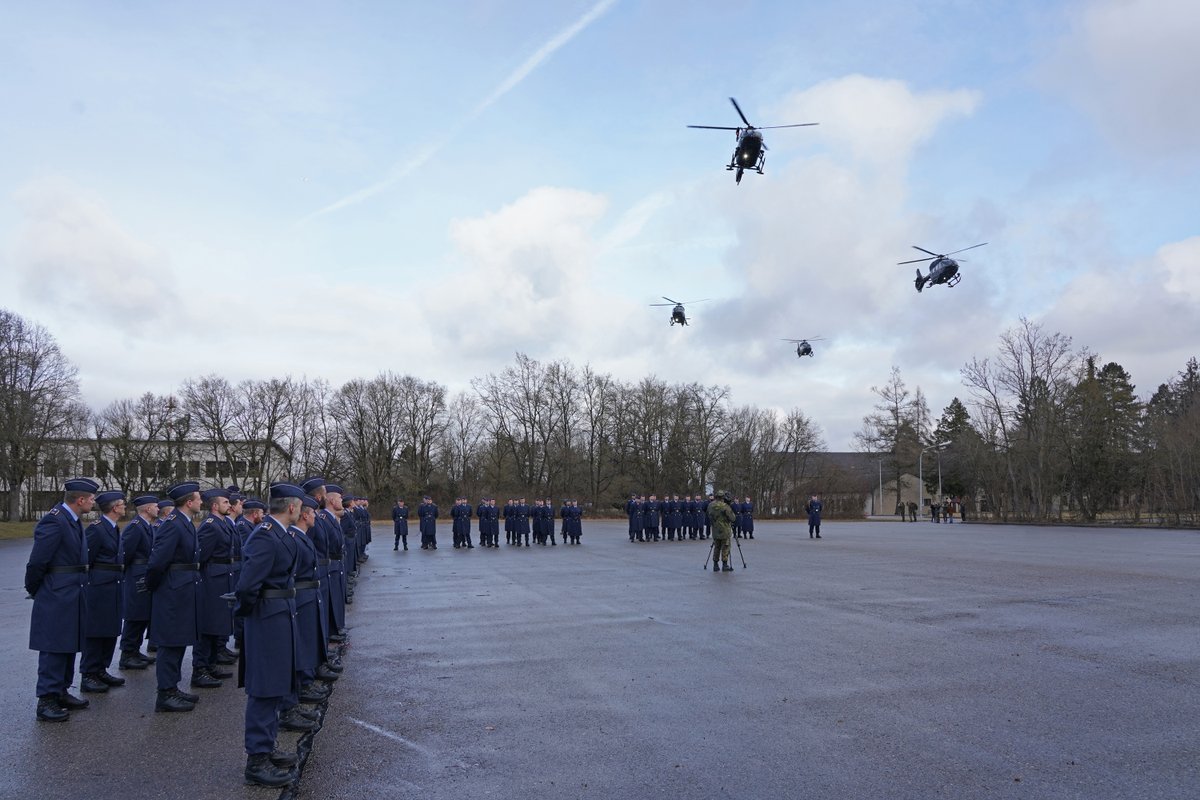 Team_Luftwaffe's tweet photo. Der 102. Offizierslehrgang ist an der #OSLw zu Ende gegangen. 87 Absolventen wurden bei einem Appell mit einem Hubschrauber-Überflug  geehrt. Wir wünschen den zukünftigen Offizieren viel Erfolg und alles Gute! Mehr hier: https://t.co/IvHJOYpf2v https://t.co/QLiG0P3F85