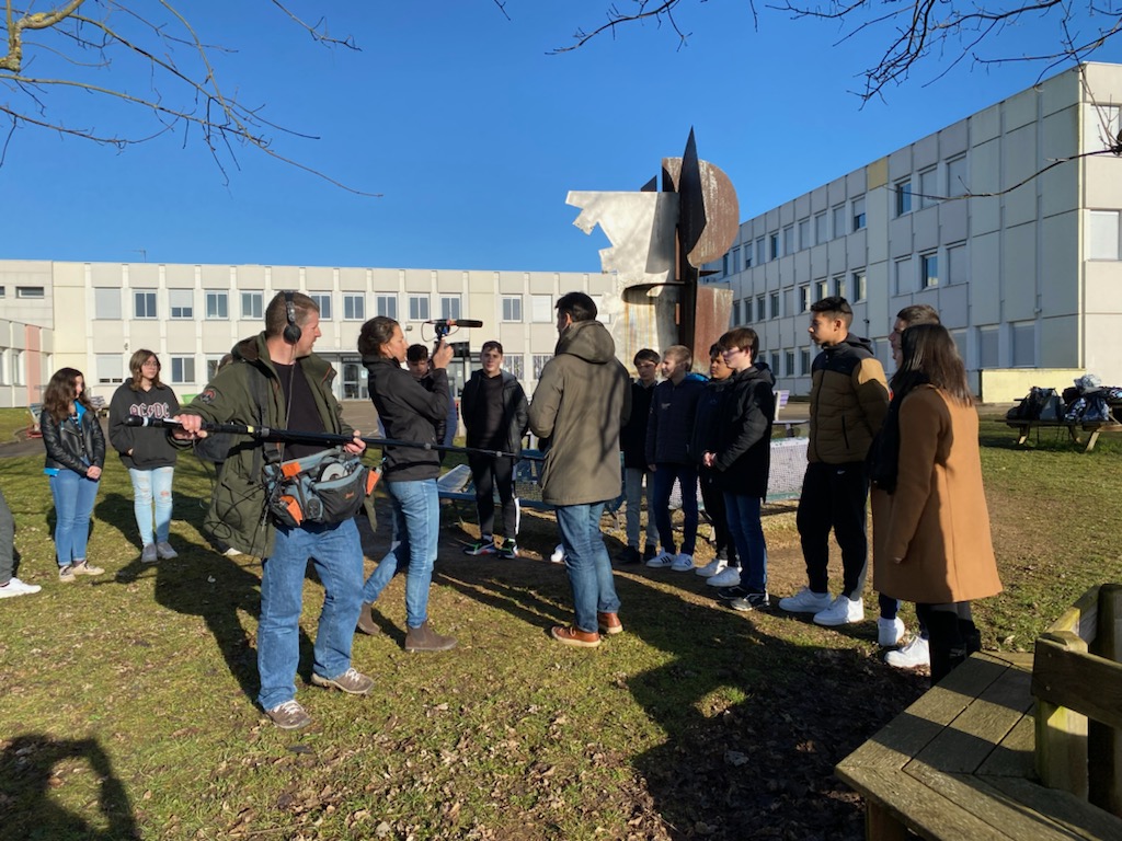 CLEMIDijon's tweet photo. #Educmédiasinfo, au collège Pasteur de #Montbard les élèves reçoivent @JulienPain et son équipe de @Francetele pour son émission "Chasseurs de Fake", enquête sur "les fausses nouvelles historiques"#Alesia #espritcritique bientôt sur @LumniFR
@AcademieDijon @21Dsden https://t.co/e9ByiItH1k