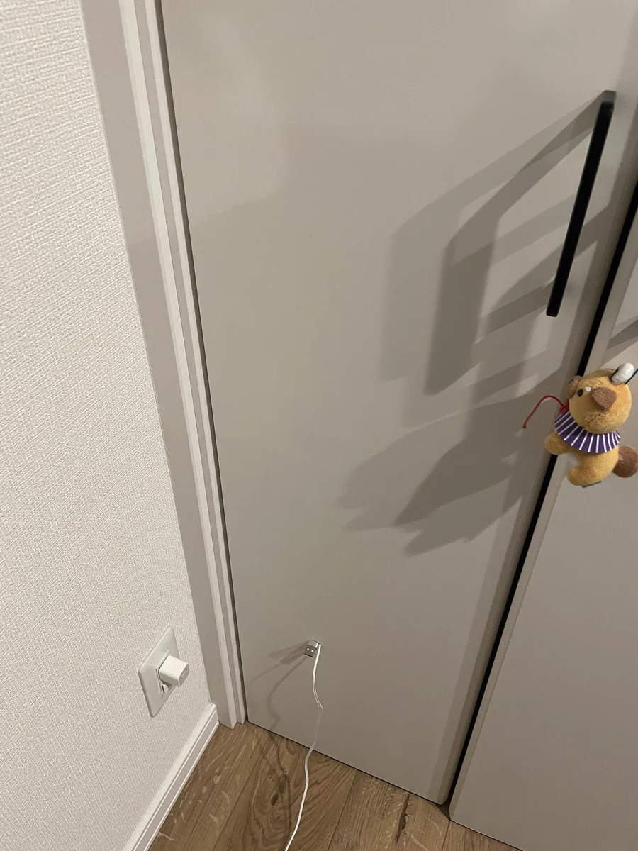 なにか違和感が！よく見るとUSBがドアにめり込んでしまっていた…