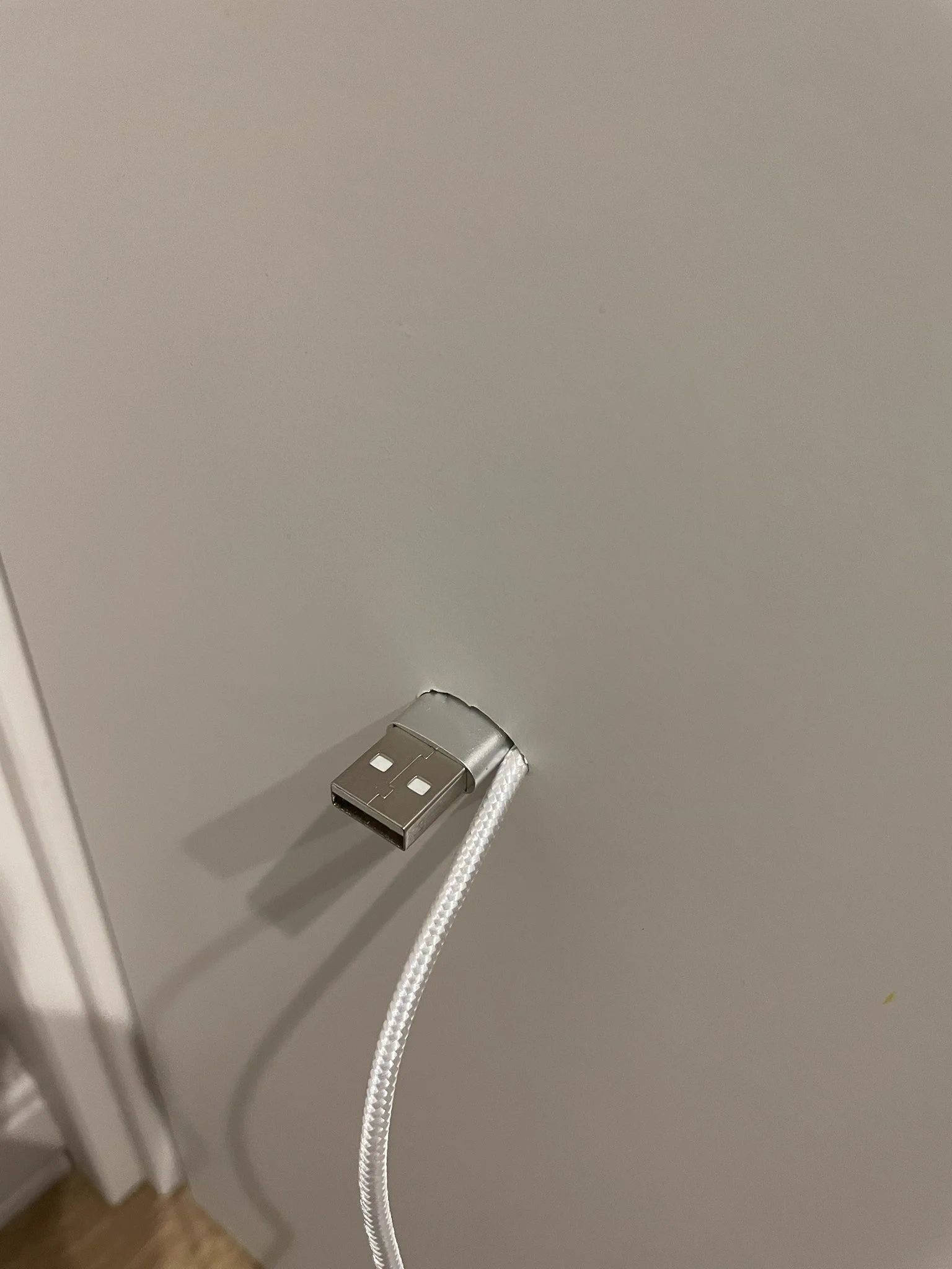 なにか違和感が！よく見るとUSBがドアにめり込んでしまっていた…