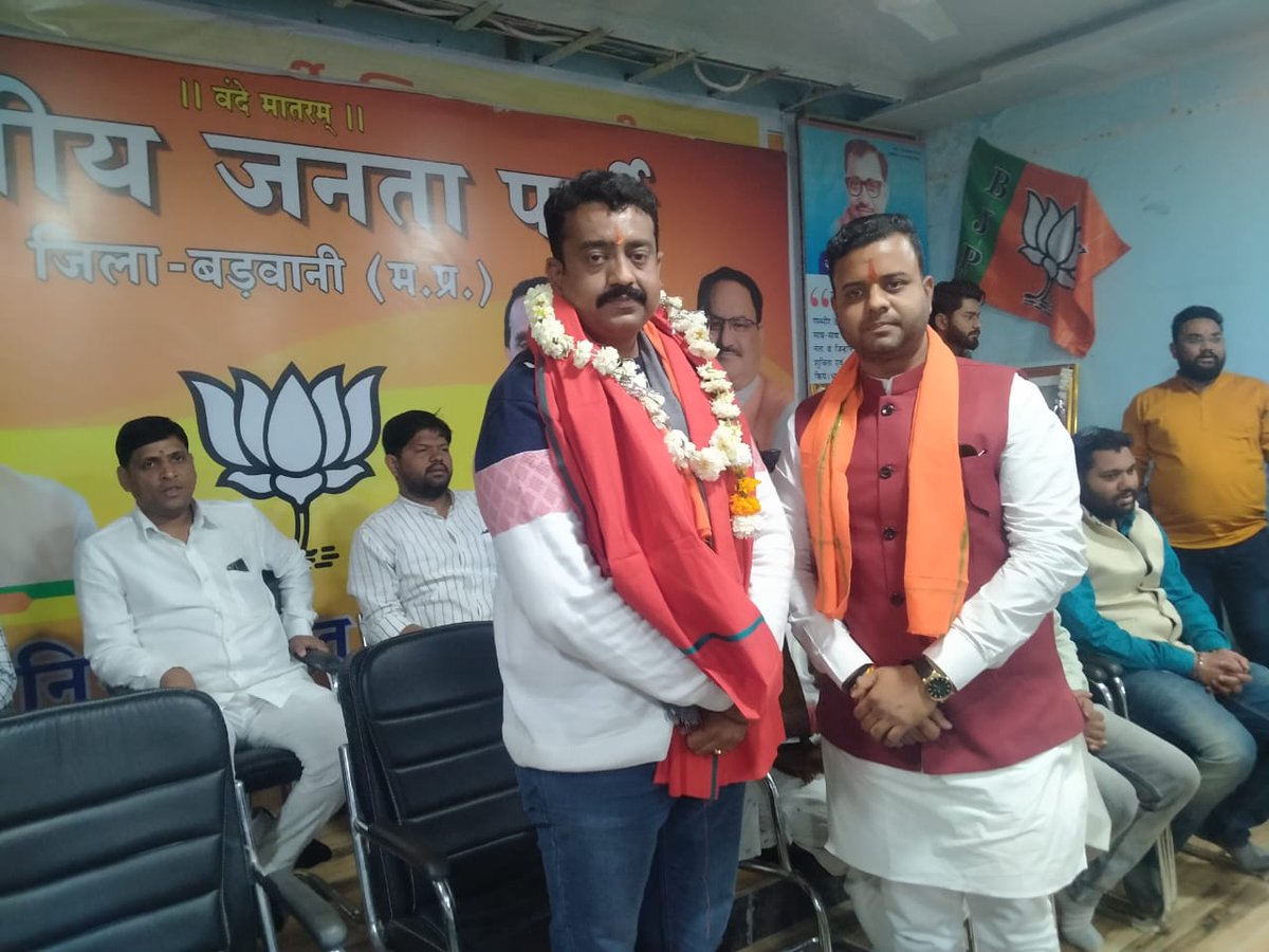 GangaPandeybjp's tweet image. राष्ट्र की प्रगति में,
हमारा भी योगदान।

बड़वानी जिला प्रवास के दौरान भाजपा कार्यालय पर युवा मोर्चा द्वारा आयोजित #MicroDonations  कार्यक्रम में सम्मिलित हुआ और युवाओं को #NamoApp डाउनलोड करवाए तथा डोनेशन के लिए प्रेरित किया।

@vdsharmabjp @vaibhavpawarmp @SuhasBhagatBJP