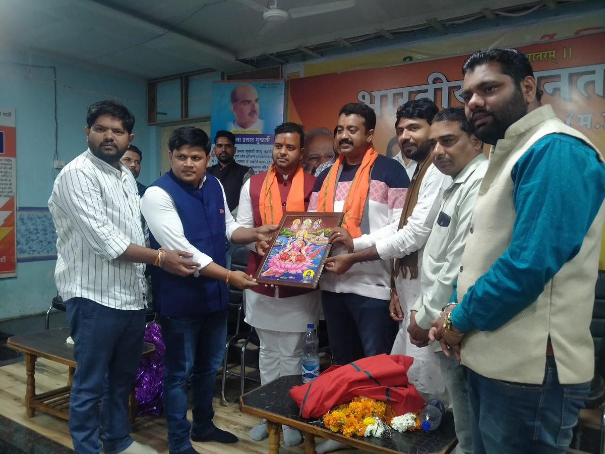 GangaPandeybjp's tweet image. राष्ट्र की प्रगति में,
हमारा भी योगदान।

बड़वानी जिला प्रवास के दौरान भाजपा कार्यालय पर युवा मोर्चा द्वारा आयोजित #MicroDonations  कार्यक्रम में सम्मिलित हुआ और युवाओं को #NamoApp डाउनलोड करवाए तथा डोनेशन के लिए प्रेरित किया।

@vdsharmabjp @vaibhavpawarmp @SuhasBhagatBJP