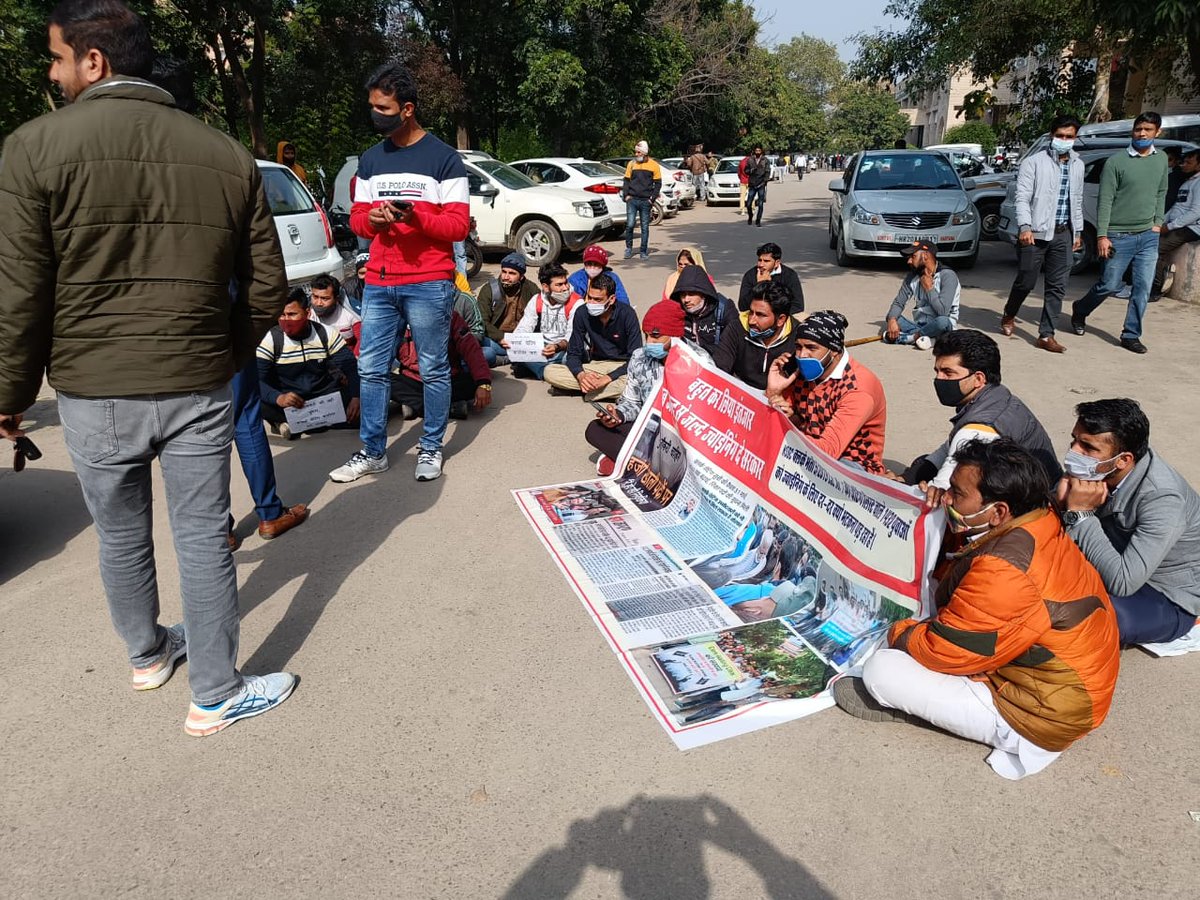 Hryclerkunion's tweet photo. @HsscClerk @DiprHaryana @mlkhattar अनिश्चितकालीन अनशन Hssc के आगे 
hssc clerk waiting 5/2019 
गुगी ओर बहरी सरकार ..
#hssc_clerk_waiting_joining

@AbhaySChautala @hryclerk_1 @ShweDhull @NaveenJaihind @DeependerSHooda @INCHaryana @mlkhattar @cmohry @HSSCorg_in @JJPofficial @Dchautala https://t.co/wPXk7DrGOi https://t.co/ZigKBDTCzE