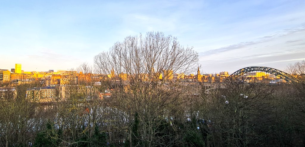 pewileman's tweet photo. A '#Toon' gilded by the morning sun today. Wishing everyone a golden week.
#TyneBridge #RiverTyne
#RabbitBanks https://t.co/Ss9dPIrlPO