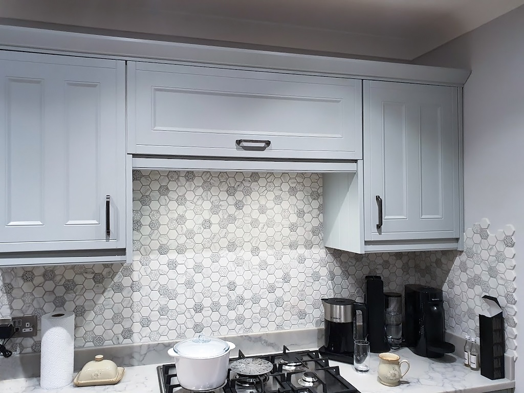 We love how the Caspar #Mosaic takes up the colour codes in our customer's kitchen and brings a chic and elegant touch to the whole. If you look closer you can see the gorgeous detail of this glass tile. @OriginalStyleUK