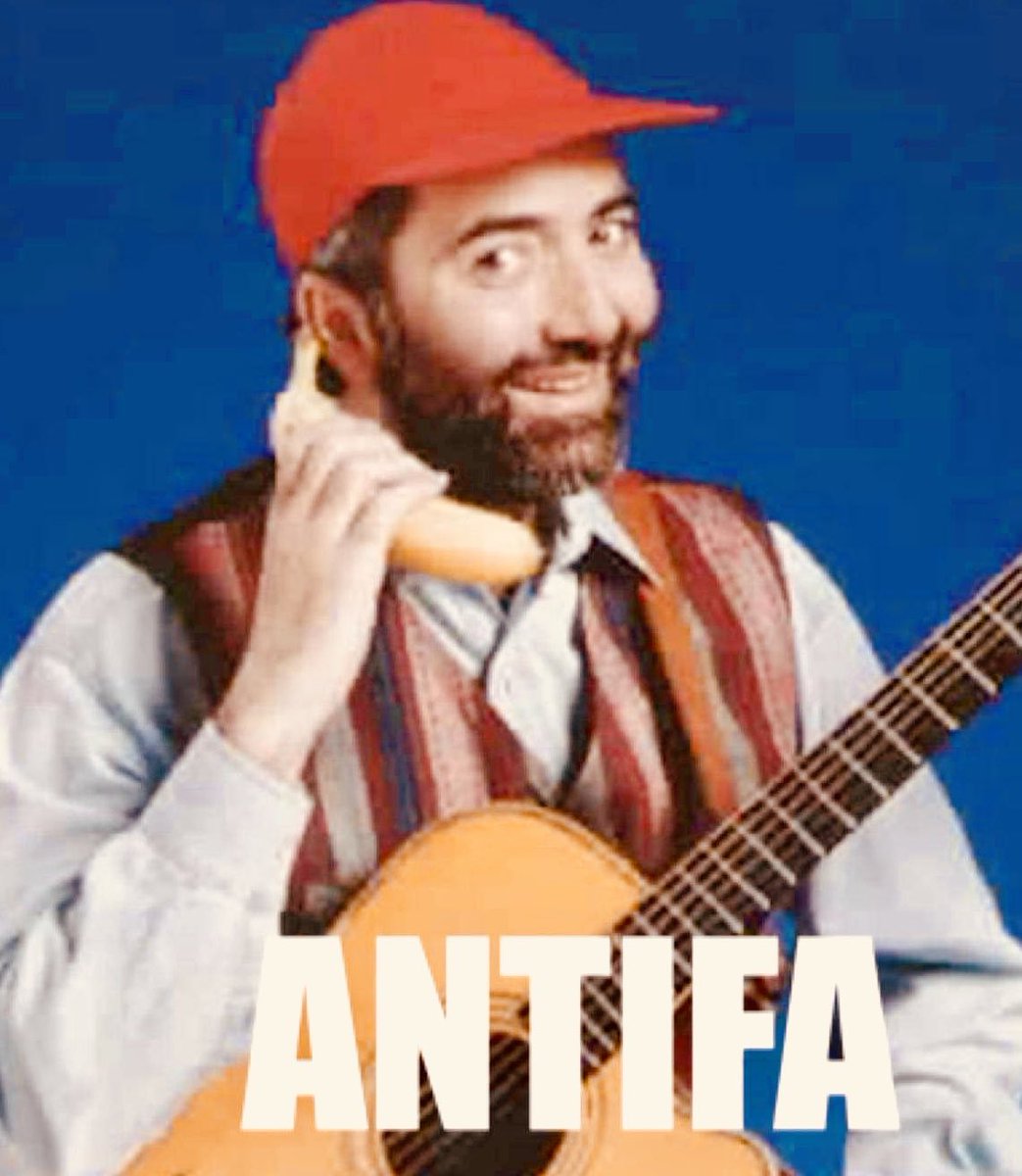 Raffi_RC's tweet image. 🌟🌟🌟
#antifa with a peel! I’ll call #Ottawa, have a chat!! ring ring ring bananaphone! 🍌