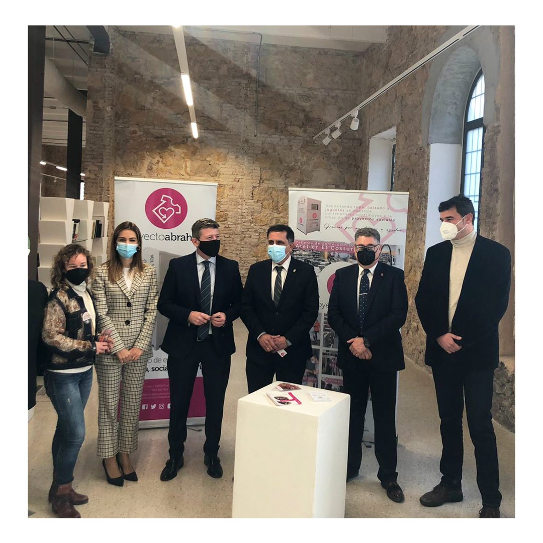 AbrahamProyecto's tweet photo. 🟢Hoy arranca la I feria de Economía Circular @LoopMurcia y nuestra compañera Felicidad Cano, coordinadora del Atelier #ElCosturerico, ha presentado la exposición #AcidCollection a don @SerranoJAntonio @CarmenFructuos4 @juanfercs https://t.co/TzPJc4ter0