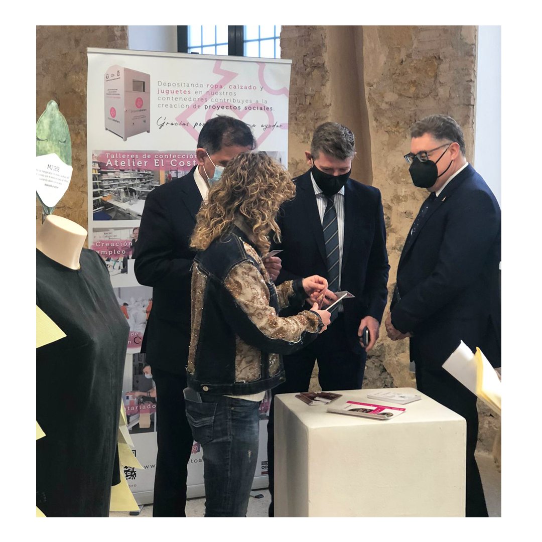AbrahamProyecto's tweet photo. 🟢Hoy arranca la I feria de Economía Circular @LoopMurcia y nuestra compañera Felicidad Cano, coordinadora del Atelier #ElCosturerico, ha presentado la exposición #AcidCollection a don @SerranoJAntonio @CarmenFructuos4 @juanfercs https://t.co/TzPJc4ter0