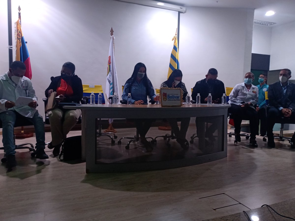 ISP_Bolivar's tweet photo. #7Feb || Desde la sede Mundo Sonrisa, municipio Caroní, se realiza 3ra reunión del Estado Mayor de Salud de Bolívar, con participación de la primera combatiente @YajairaApsuv,  Autoridad Única de Salud @MRMaureraVen y personal sanitario. @amarcanopsuv
#ElBolívarEsNuestraMoneda https://t.co/EVnHJNb797