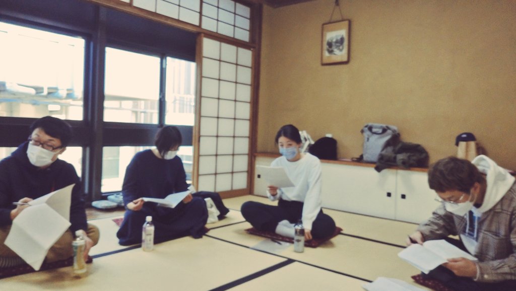 kuniyoshiiiiiii's tweet photo. 今日は稽古でした。
久しぶりの稽古は恥ずかしくて幸せでした。
演劇は楽しいです。

「眠る女とその周辺について」は、ずっと眠ってる女の人が預けられたシェアハウスのお話です。周りについていけない自分の気持ちをあの頃書いて、今日やったらあの頃と私は何も変わってなかったです。頑張ります(國) https://t.co/ypzb8ZfwIQ