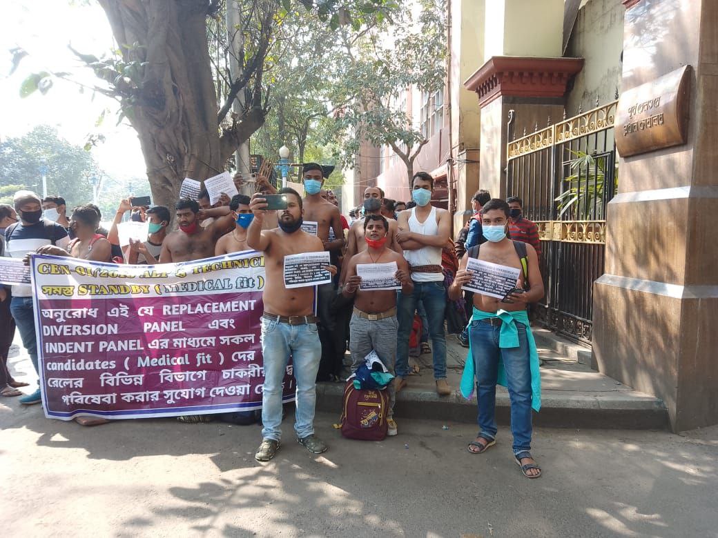 ShivaPa47956372's tweet photo. ना जाने ये कैसा समय आ गया देश का पढ़ा लिखा युवा,मेडिकल पास के पास भी दर दर भटक रहा ये रेलवे की कमी को दर्शाता है

#ClearALP_TECH_standby2018 #CLEAR_RRB_ALP_TECH_WAITING
@AshwiniVaishnaw @RailMinIndia @SushilModi @GMSECR @drmngpsecr @secrail @PMOIndia @narendramodi @AmitShah https://t.co/jPyquMbZSY