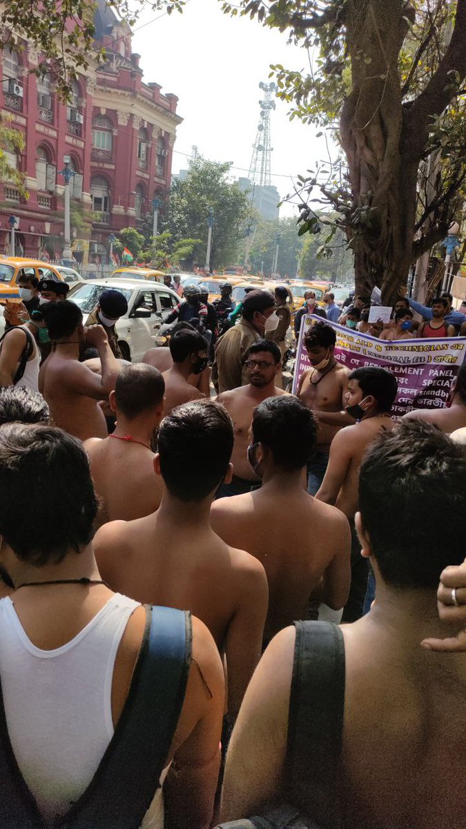 ShivaPa47956372's tweet photo. ना जाने ये कैसा समय आ गया देश का पढ़ा लिखा युवा,मेडिकल पास के पास भी दर दर भटक रहा ये रेलवे की कमी को दर्शाता है

#ClearALP_TECH_standby2018 #CLEAR_RRB_ALP_TECH_WAITING
@AshwiniVaishnaw @RailMinIndia @SushilModi @GMSECR @drmngpsecr @secrail @PMOIndia @narendramodi @AmitShah https://t.co/jPyquMbZSY