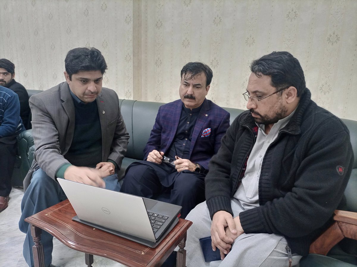 PMRUKP's tweet photo. E-Summary is appreciated by all the stakeholders of the @GovernmentKP
Dr. @akifjustonline, Deputy Director PMRU delivered another set of orientation/ training to Training to Minister Labour , Culture & Human Rights @SAYousafzaiPTI regarding e-Summary 2.0.
#PMRUKP #eSummary https://t.co/E0qcaP6zVt