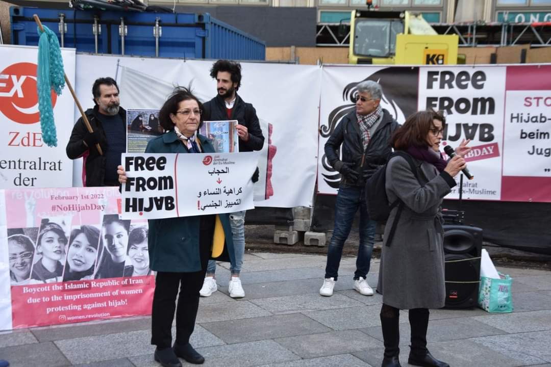 22feborg's tweet photo. رفع شعارات المظاهرة الرقمية للادينيين الناطقين بالعربية في مظاهرة حقيقية في شوارع مدينة كولونيا الألمانيا.

شكرا للدعم المعنوي من منظمة مجلس المسلمين السابقين في ألمانيا.
@ex_muslime

للمزيد من المعلومات يرجى زيارة موقعنا الإلكتروني :
https://t.co/kMBI7Ap4b6
#22feb22 #نحن_هنا https://t.co/MI4IDdXpCZ