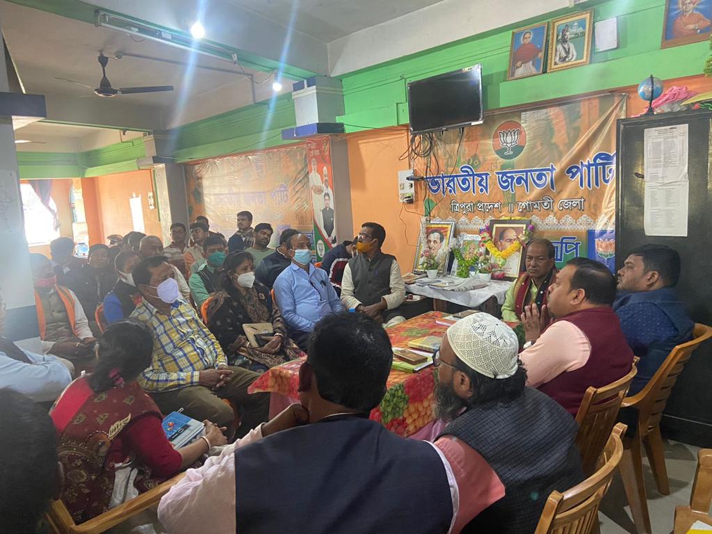 KishorBarmanBJP's tweet image. আজ @BJP4Tripura র উদয়পুর গোমতী জেলার #ModiApp এর মধ্য দিয়ে সমস্ত কার্যকর্তাকে #MicroDonation এর মাধ্যমে সমর্পণ নিধি প্রদানের জন্য জেলার ও মন্ডলের মাইক্রো ডোনেশন কমিটির বৈঠক।