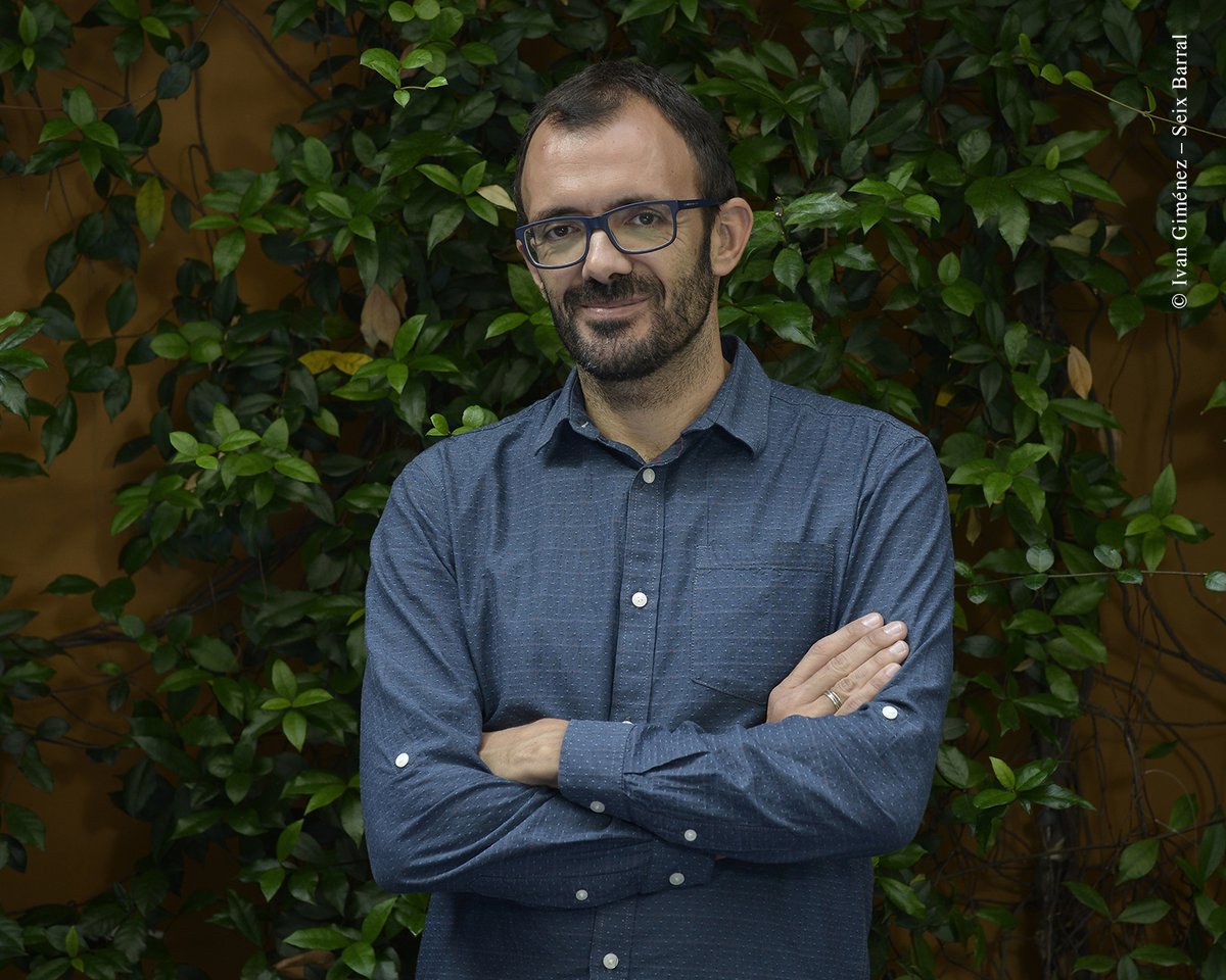 Seix_Barral's tweet photo. Isaac Rosa ha sido galardonado con el Premio Biblioteca Breve 2022 por la novela ‘Lugar seguro’. ¡Enhorabuena!

@_isaacrosa #PremioBibliotecaBreve 
#SeixBarral https://t.co/AnCGw2QtR9