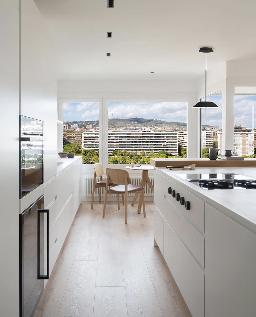 Que se haga la luz…. ☀️

La interiorista <a href="/susannacots/">susanna cots</a> firma este maravilloso proyecto. Nuestro radiador Tesi, en combinación con los demás elementos del interiorismo, aporta un toque de elegancia y practicidad a la estancia.