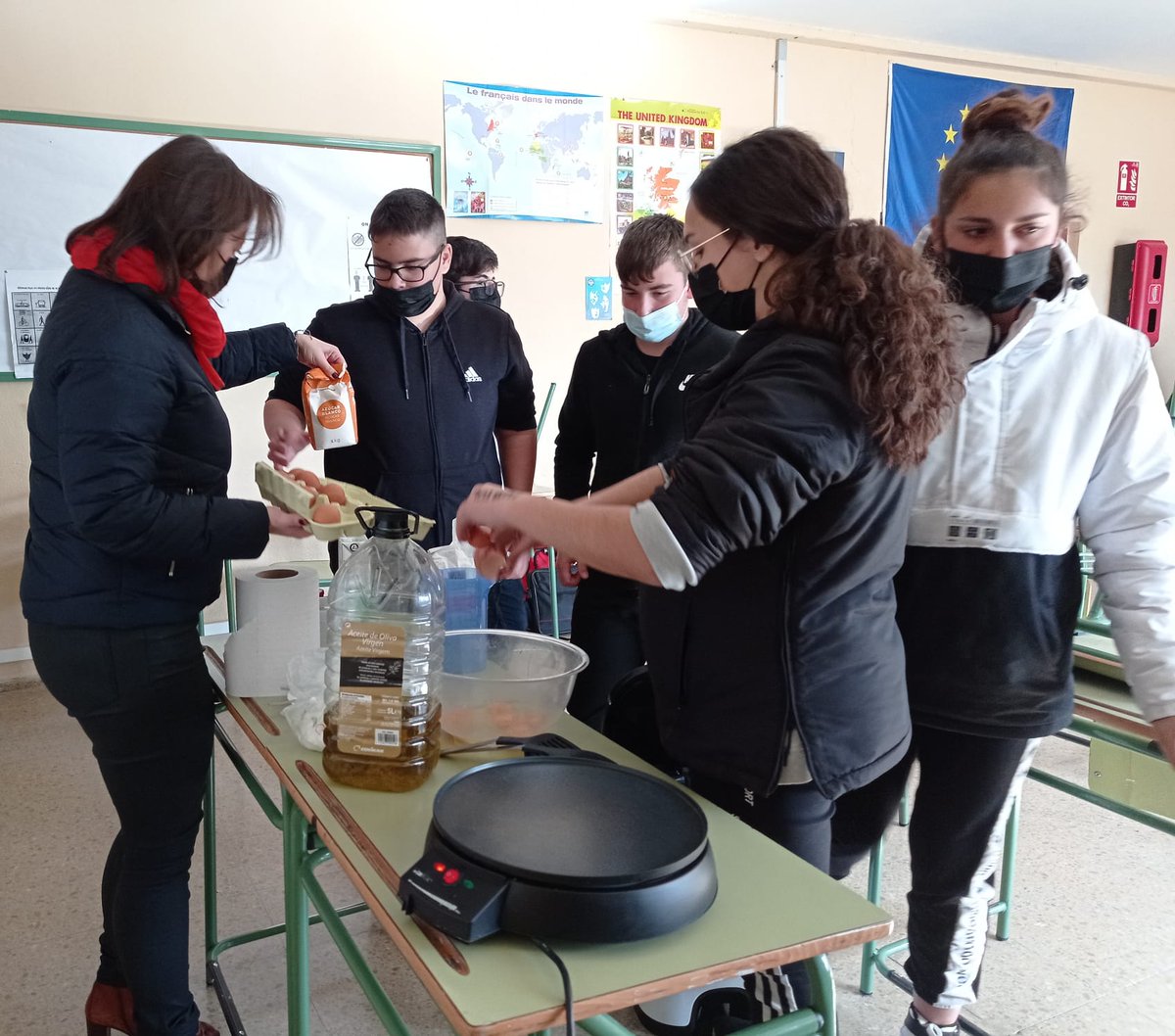 iesguadalquivir's tweet photo. Empieza la segunda semana en nuestro centro para Marie, nuestra profesora visitante, programa de #EstanciasProfesionales del #INTEF. La semana pasada asistió a clases de varias asignaturas y también participó en la celebración de #Chandeleur con el alumnado de francés @MariePly2 https://t.co/Rq3WJRge8w